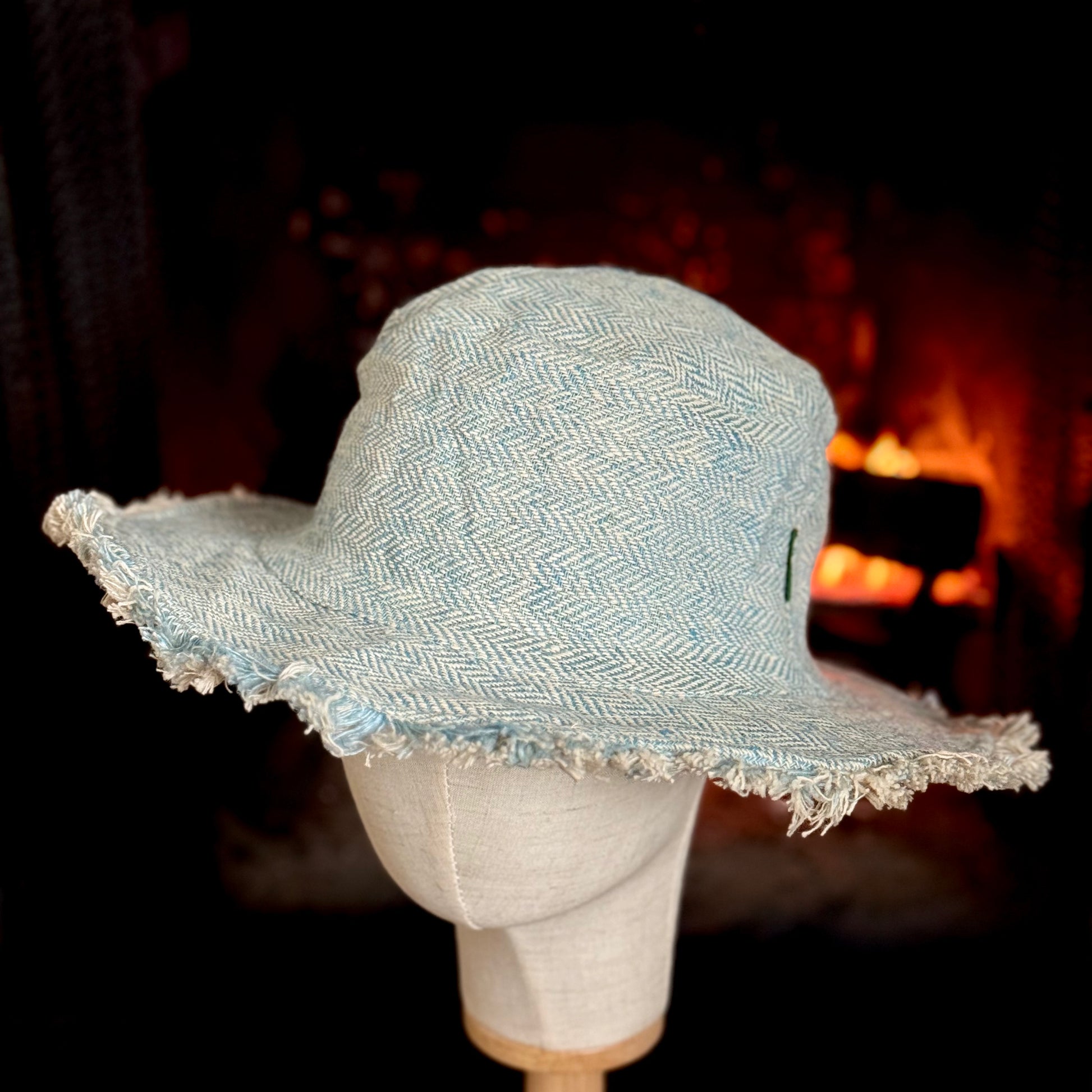 Hemp sun hat with a customizable wire brim for versatile styling.